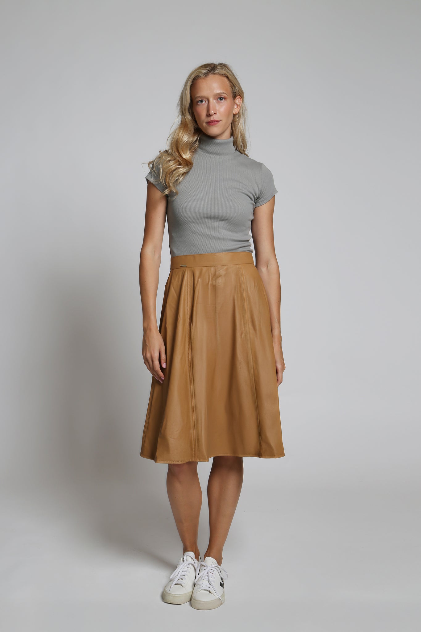 NOVINKA Úpletový crop top s rolákem z organické GOTS bavlny - krátký rukáv - šedý