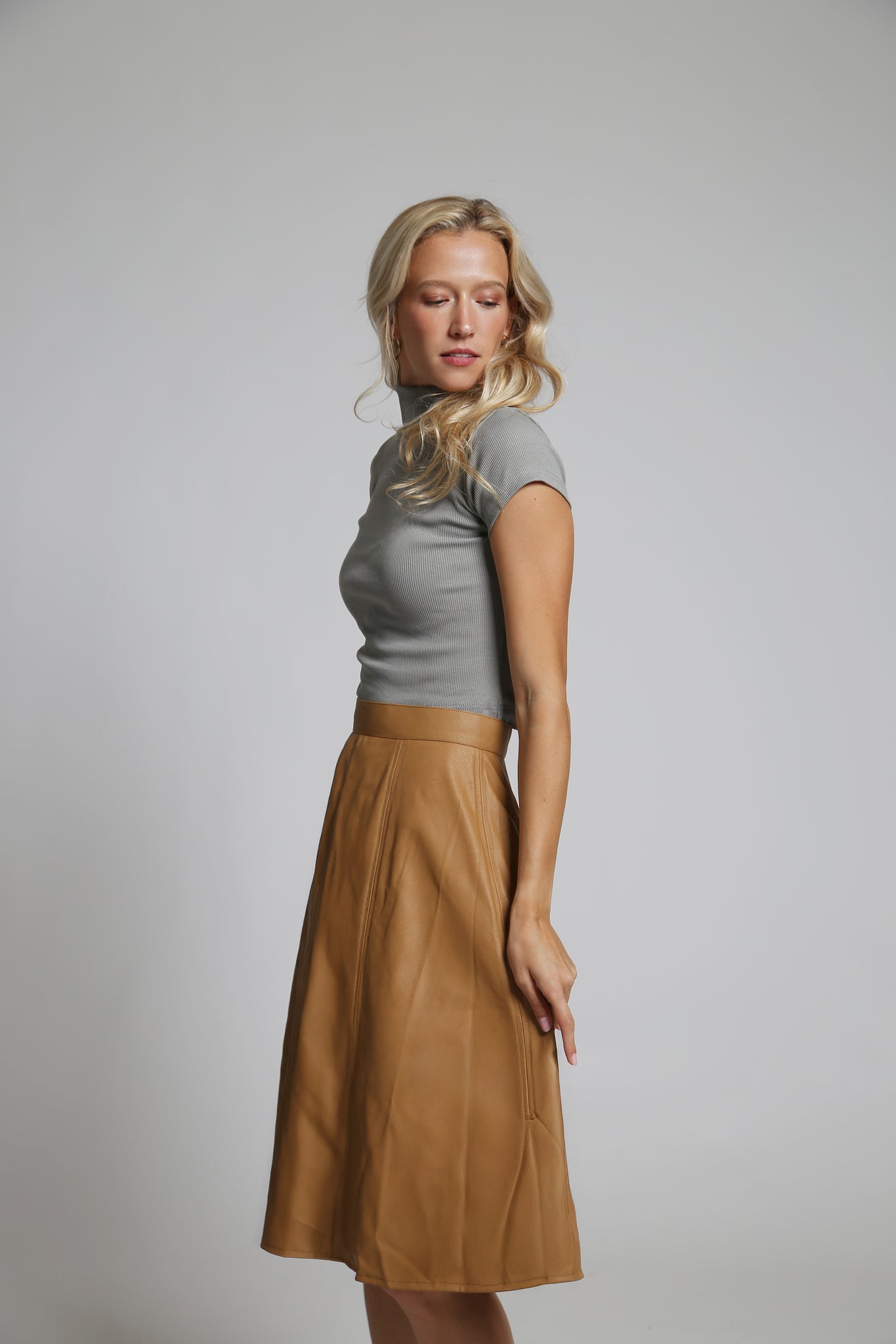 NOVINKA Úpletový crop top s rolákem z organické GOTS bavlny - krátký rukáv - šedý