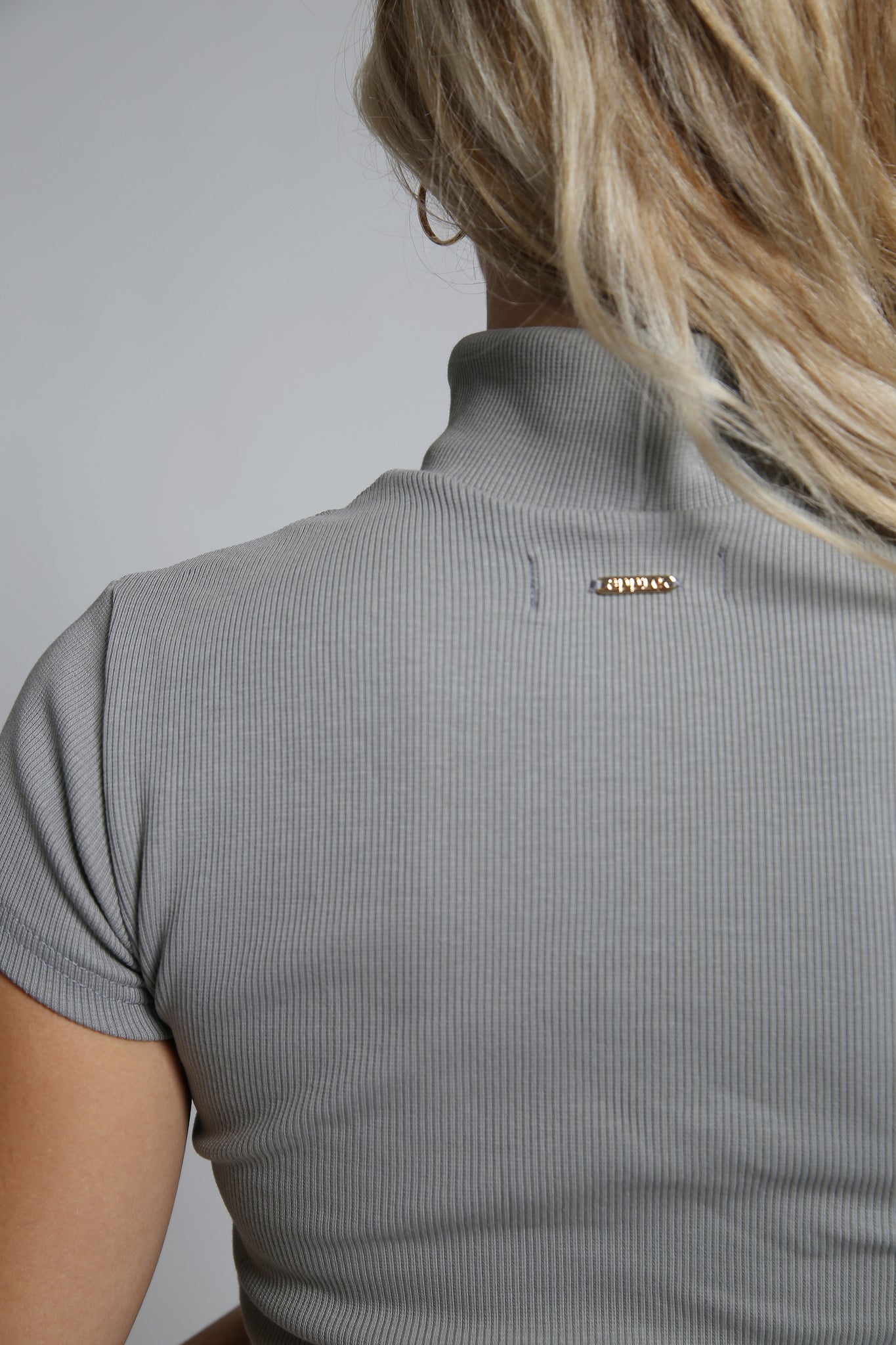 NOVINKA Úpletový crop top s rolákem z organické GOTS bavlny - krátký rukáv - šedý