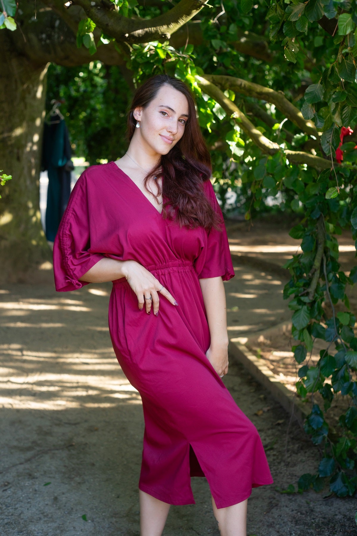 NOVINKA Elegantní vínové šaty s rozparky a pasem na gumu
