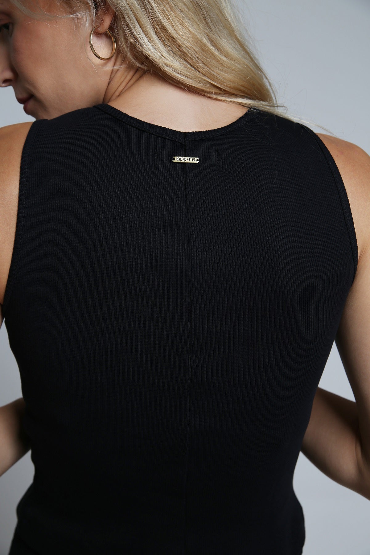 NOVINKA – Černý úpletový top bez rukávů z organické bavlny