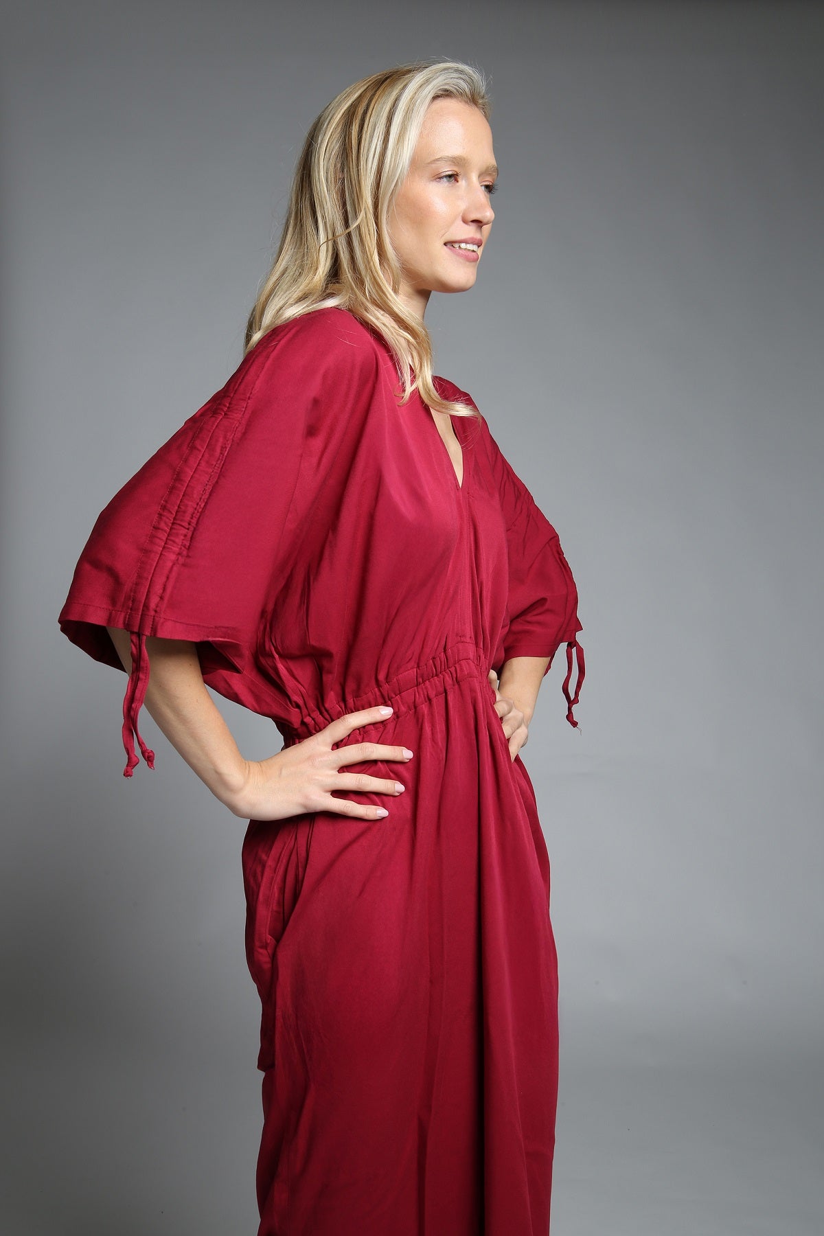 NOVINKA Elegantní vínové šaty s rozparky a pasem na gumu