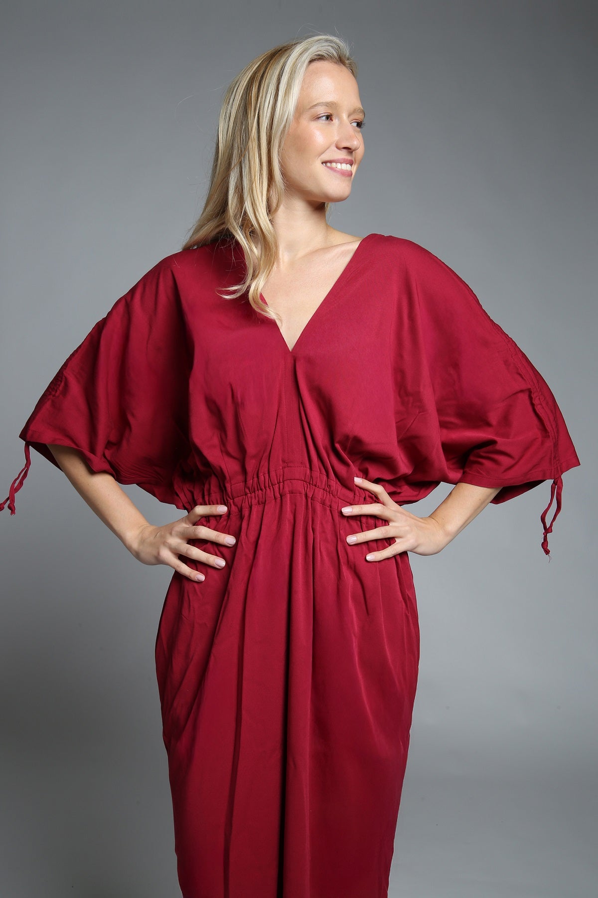 NOVINKA Elegantní vínové šaty s rozparky a pasem na gumu