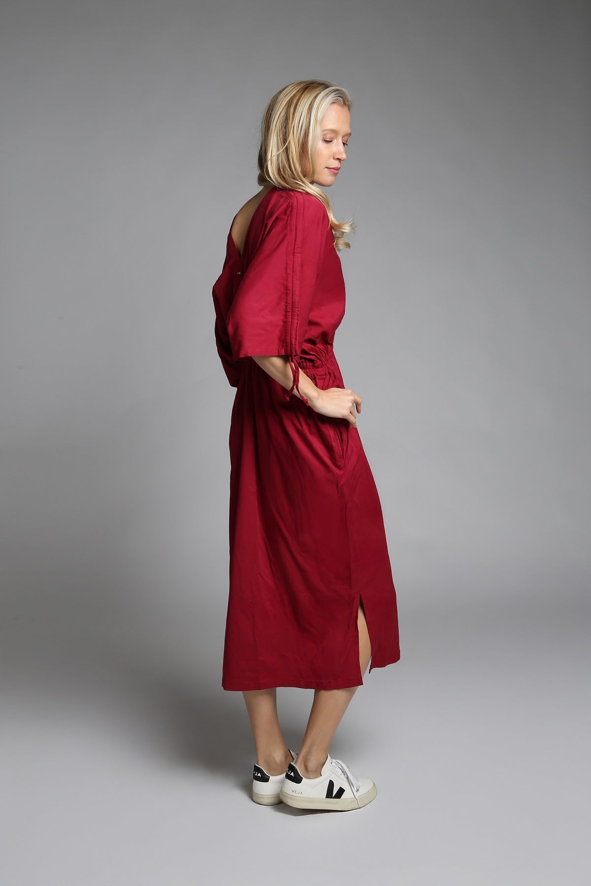 NOVINKA Elegantní vínové šaty s rozparky a pasem na gumu