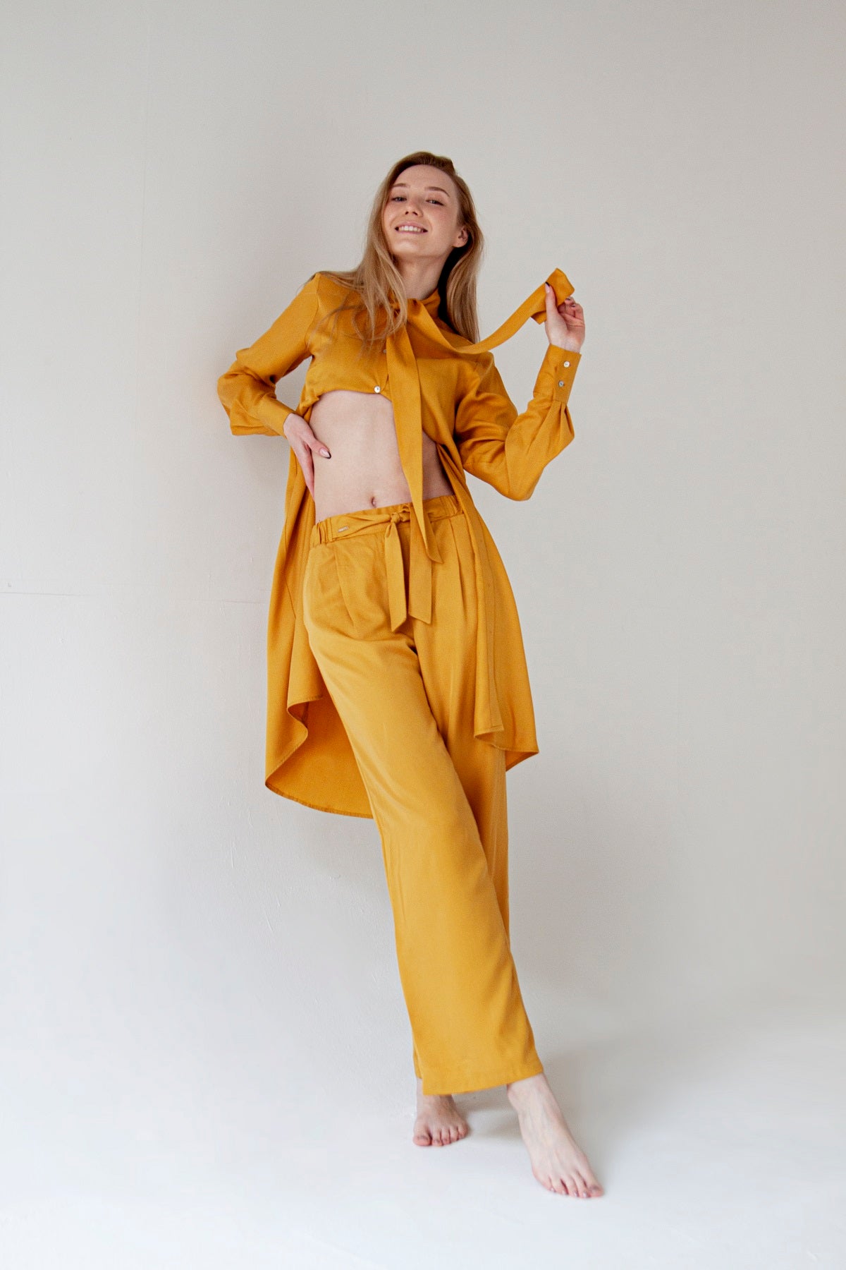 Letní dámské kalhoty Appre s kapsami a vázačkou - lyocel - žluté
