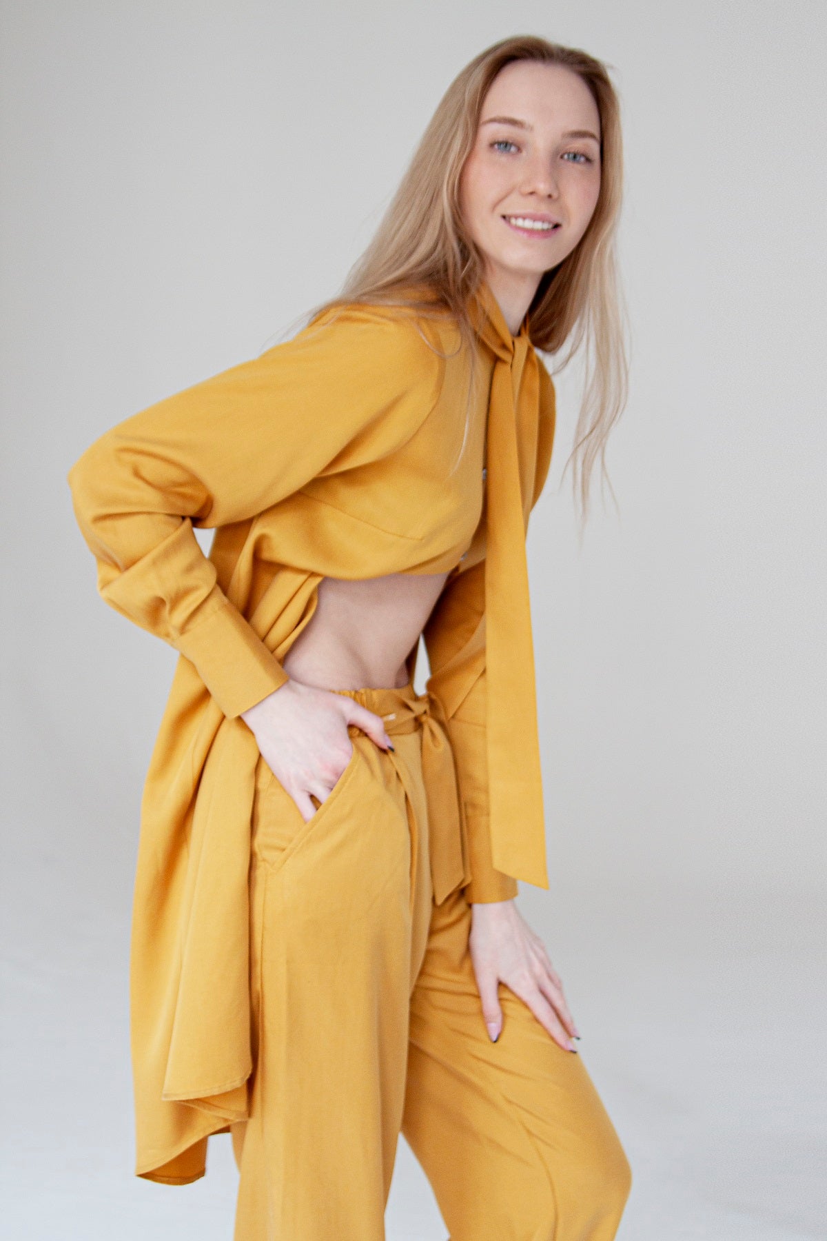 Letní dámské kalhoty Appre s kapsami a vázačkou - lyocel - žluté