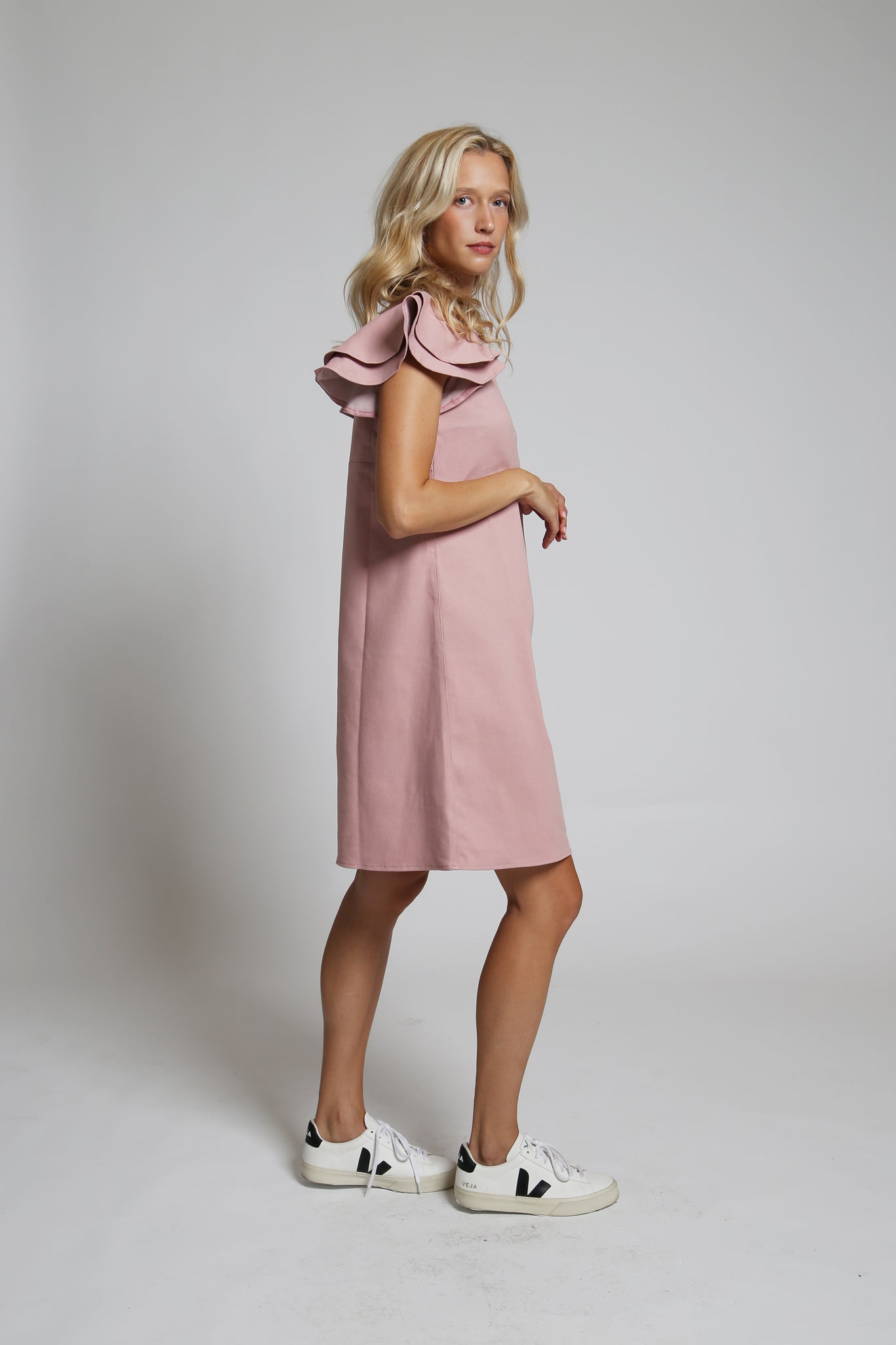 LIMITED Mini šaty s volánovými rukávy z pružného denimu - růžové