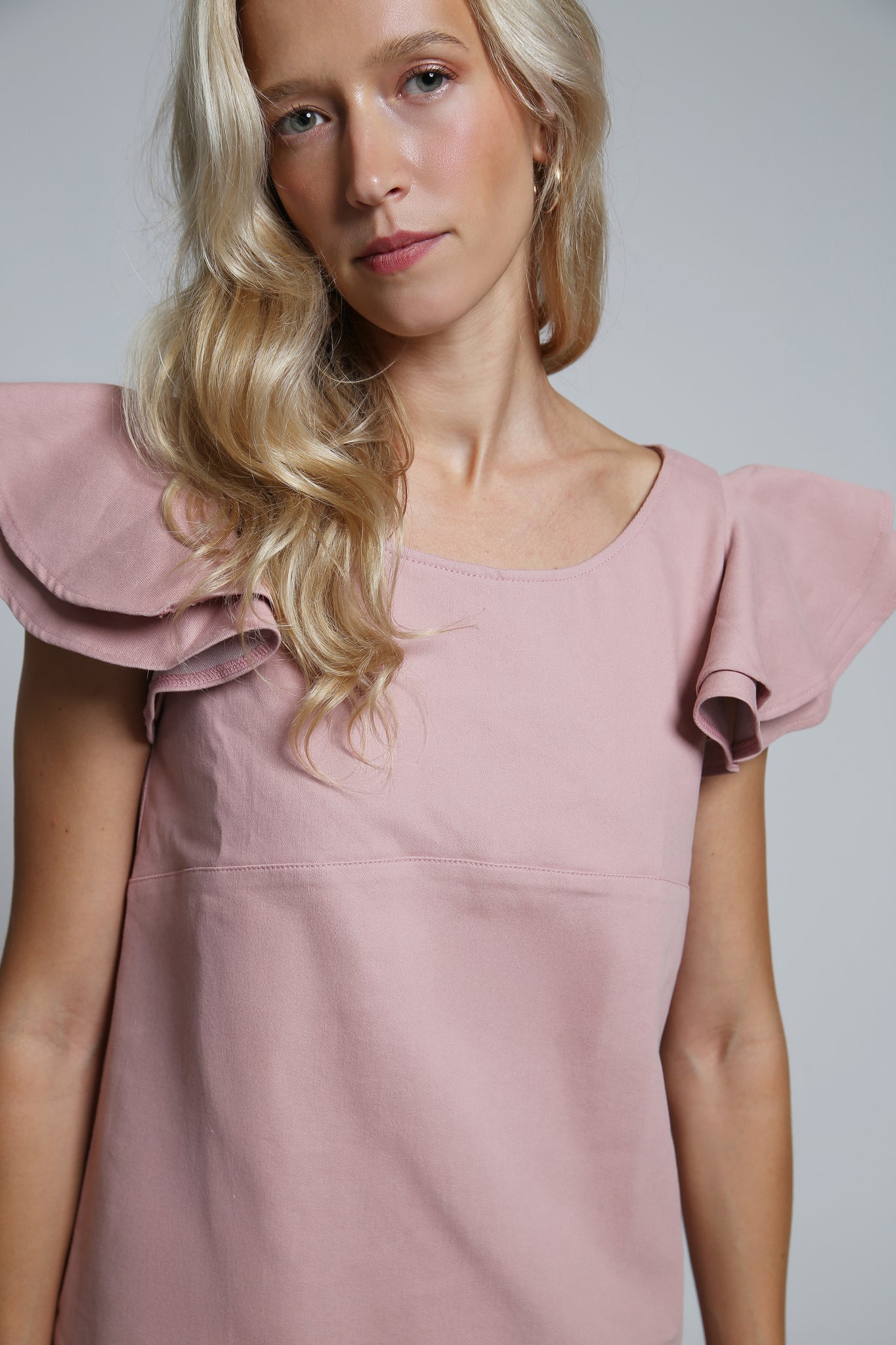 LIMITED Mini šaty s volánovými rukávy z pružného denimu - růžové