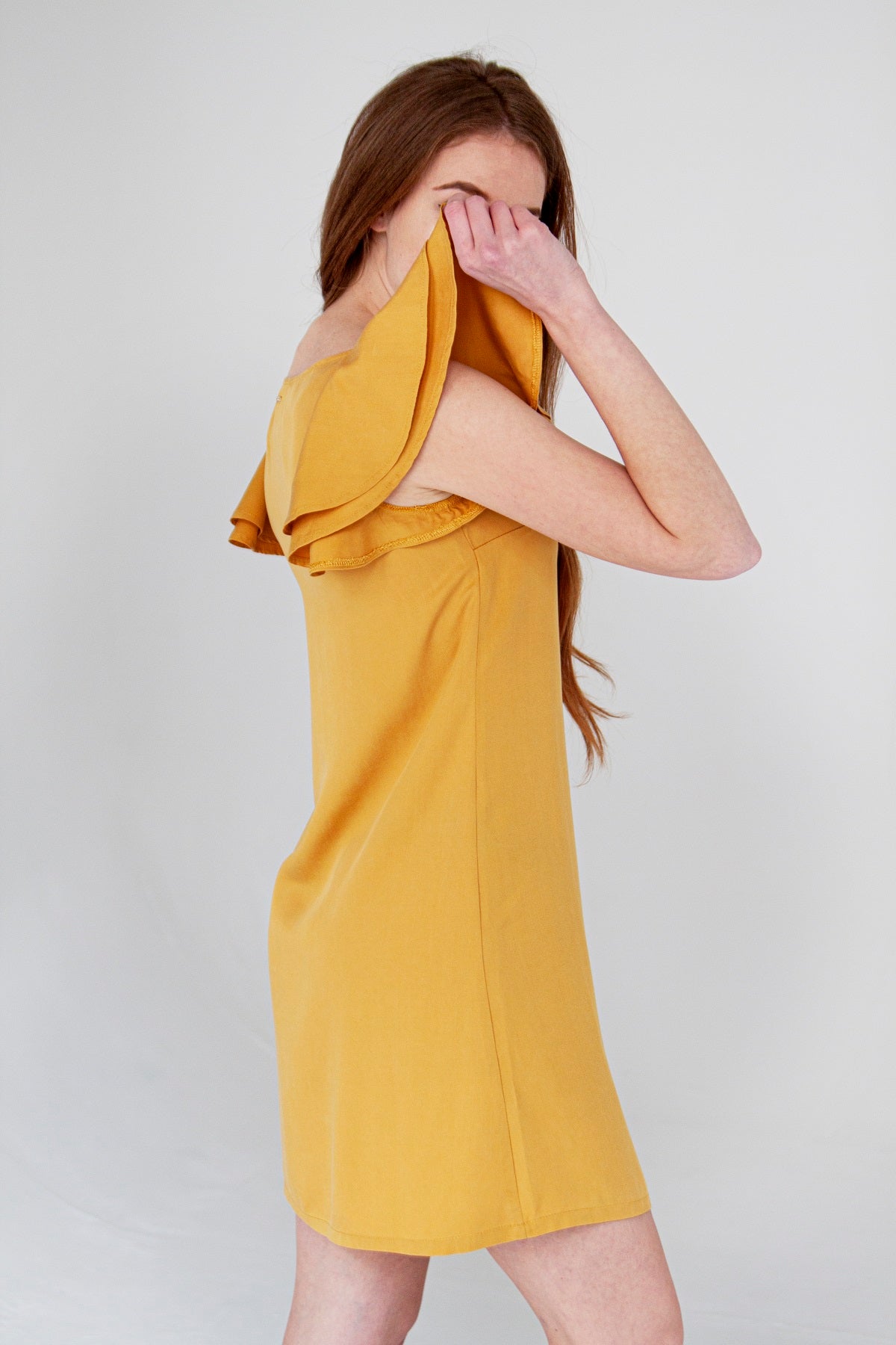 Dámské krátké letní šaty s volánovými rukávy - žluté