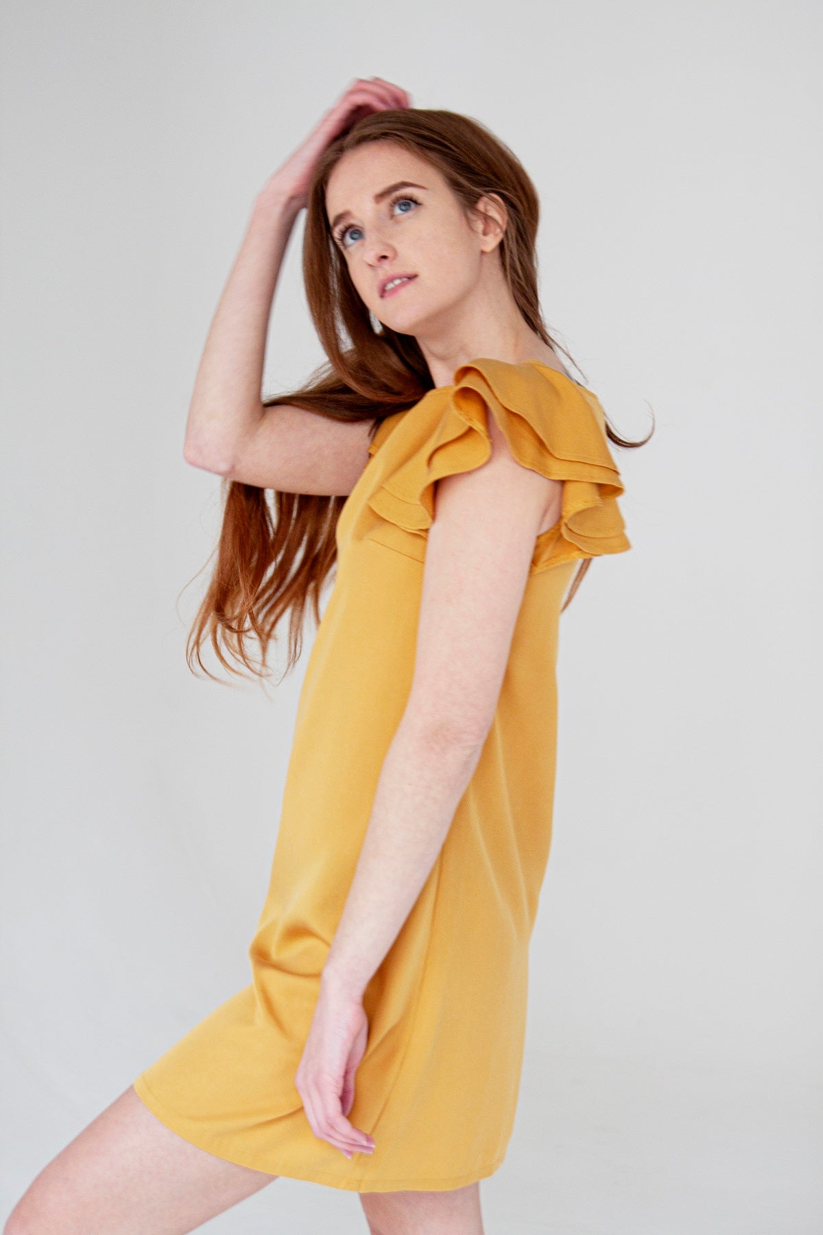 Dámské krátké letní šaty s volánovými rukávy - žluté