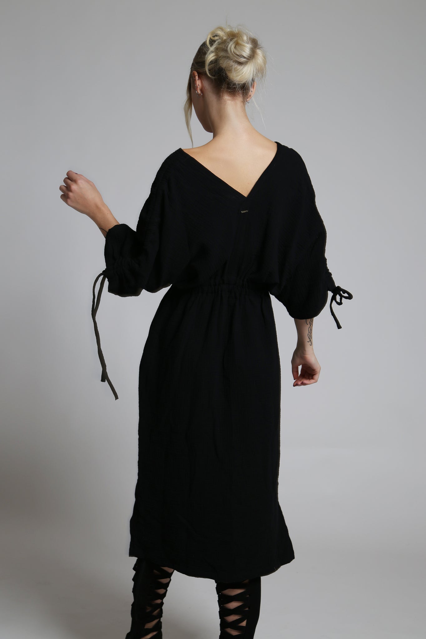 PRE-ORDER Pohodlné šaty z bavlněného mušelínu s rozparky a pasem na gumu - černé