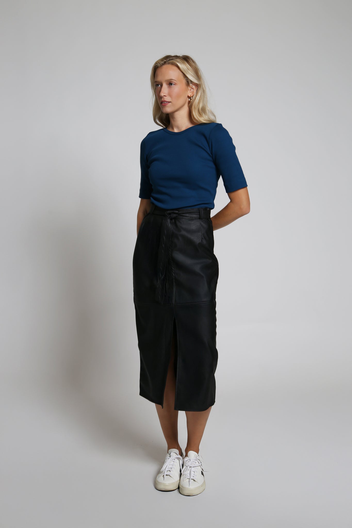 NOVINKA - Midi sukně z eko kůže s páskem a rozparkem – černá