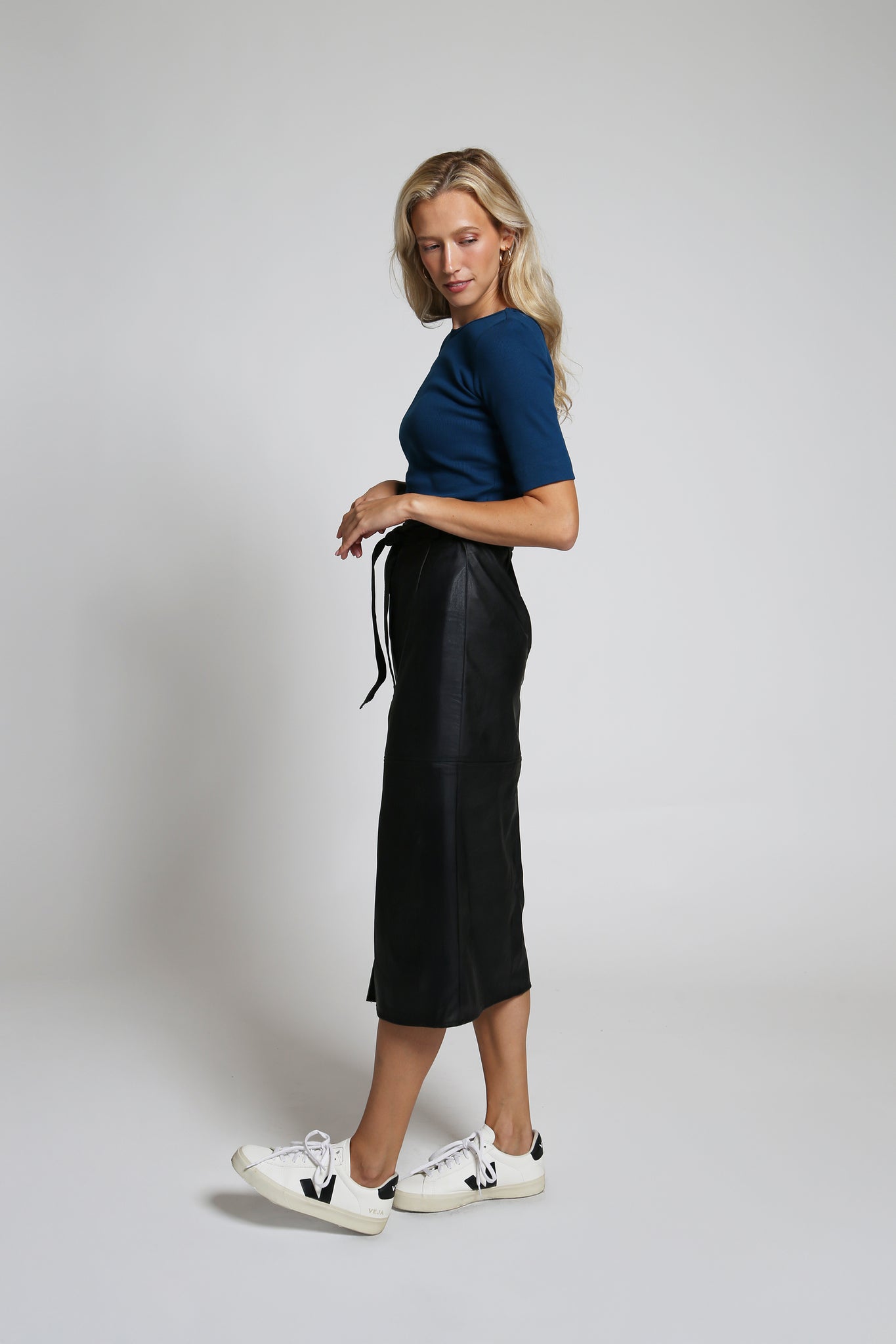 NOVINKA Modrý úpletový top s rukávy k lokti z organické bavlny GOTS - hlubší výstřih na zádech