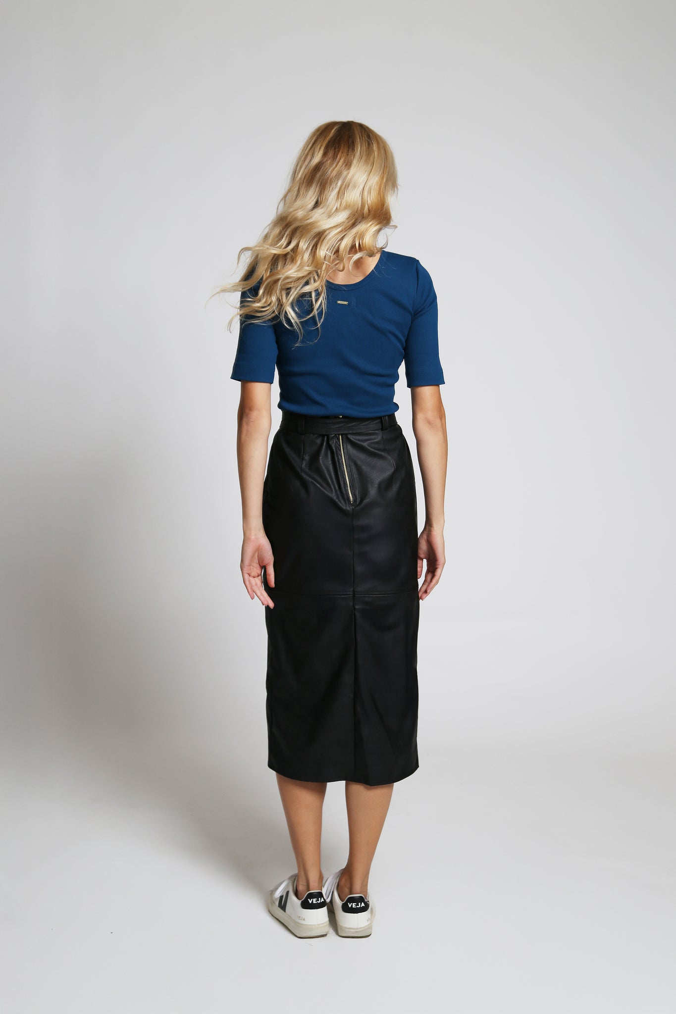 NOVINKA - Midi sukně z eko kůže s páskem a rozparkem – černá