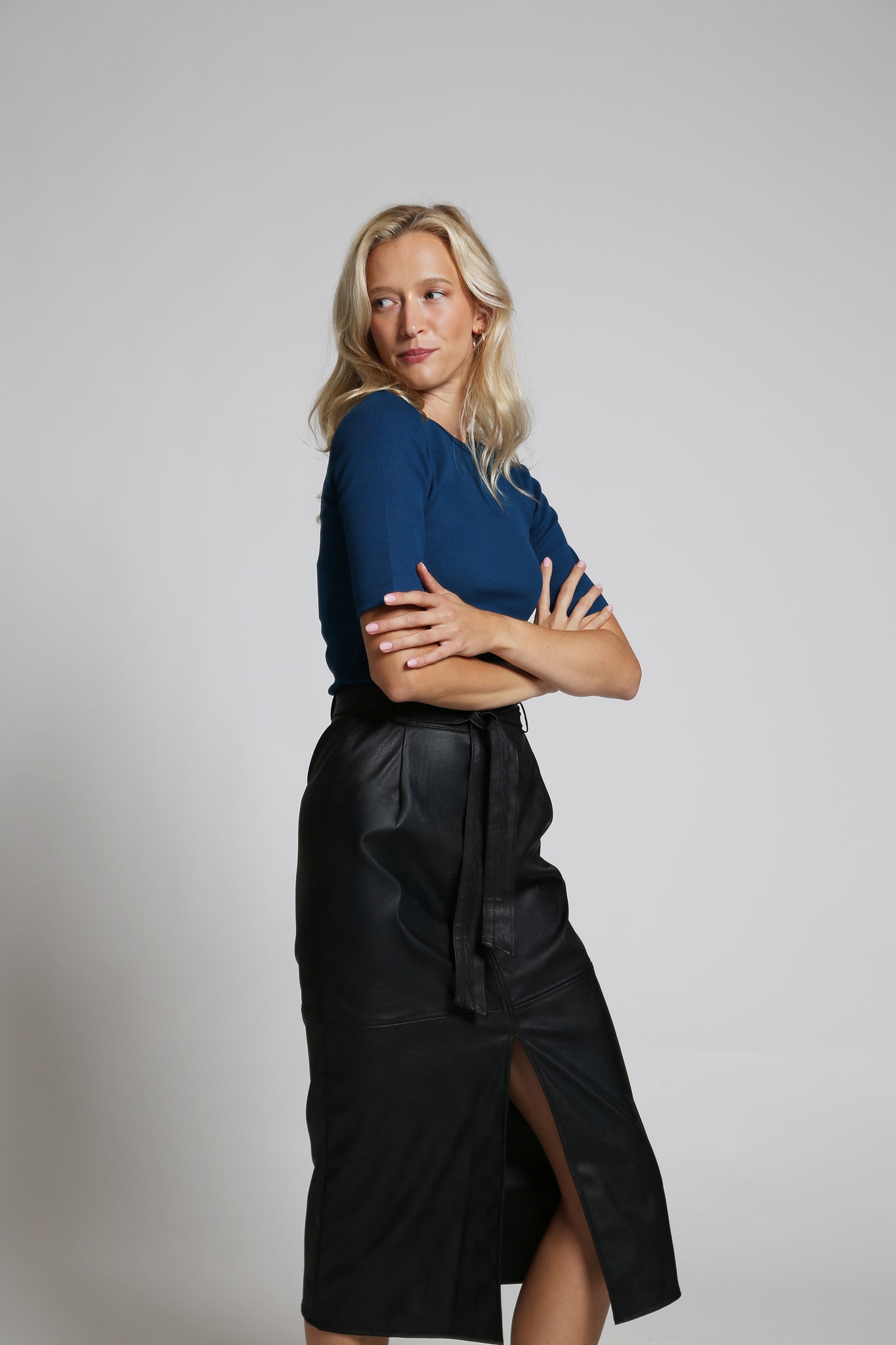 NOVINKA - Midi sukně z eko kůže s páskem a rozparkem – černá