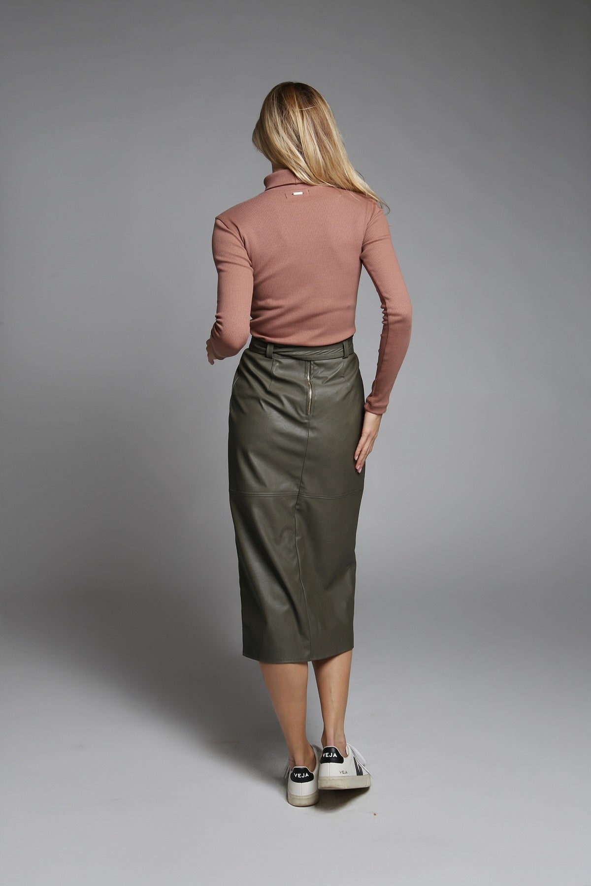 NOVINKA - Midi sukně z eko kůže s páskem a rozparkem – khaki zelená