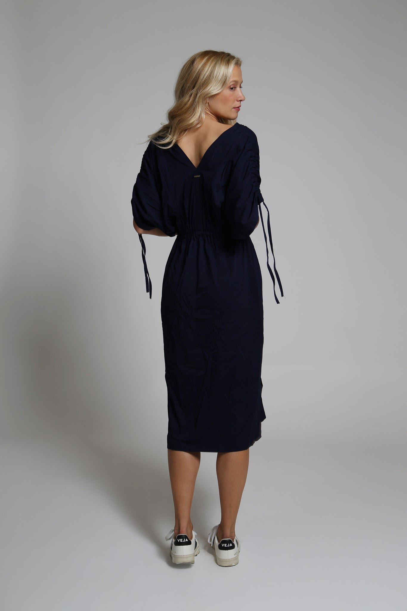 NOVINKA Tmavě modré elegantní midi šaty z viskózy s rozparky a výstřihem do V