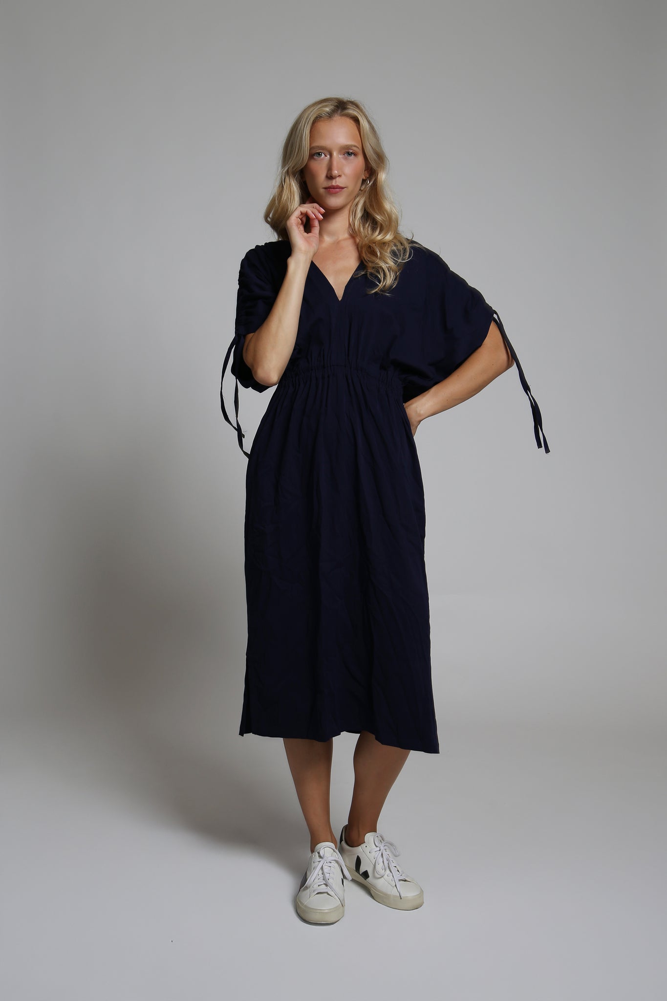 NOVINKA Tmavě modré elegantní midi šaty z viskózy s rozparky a výstřihem do V