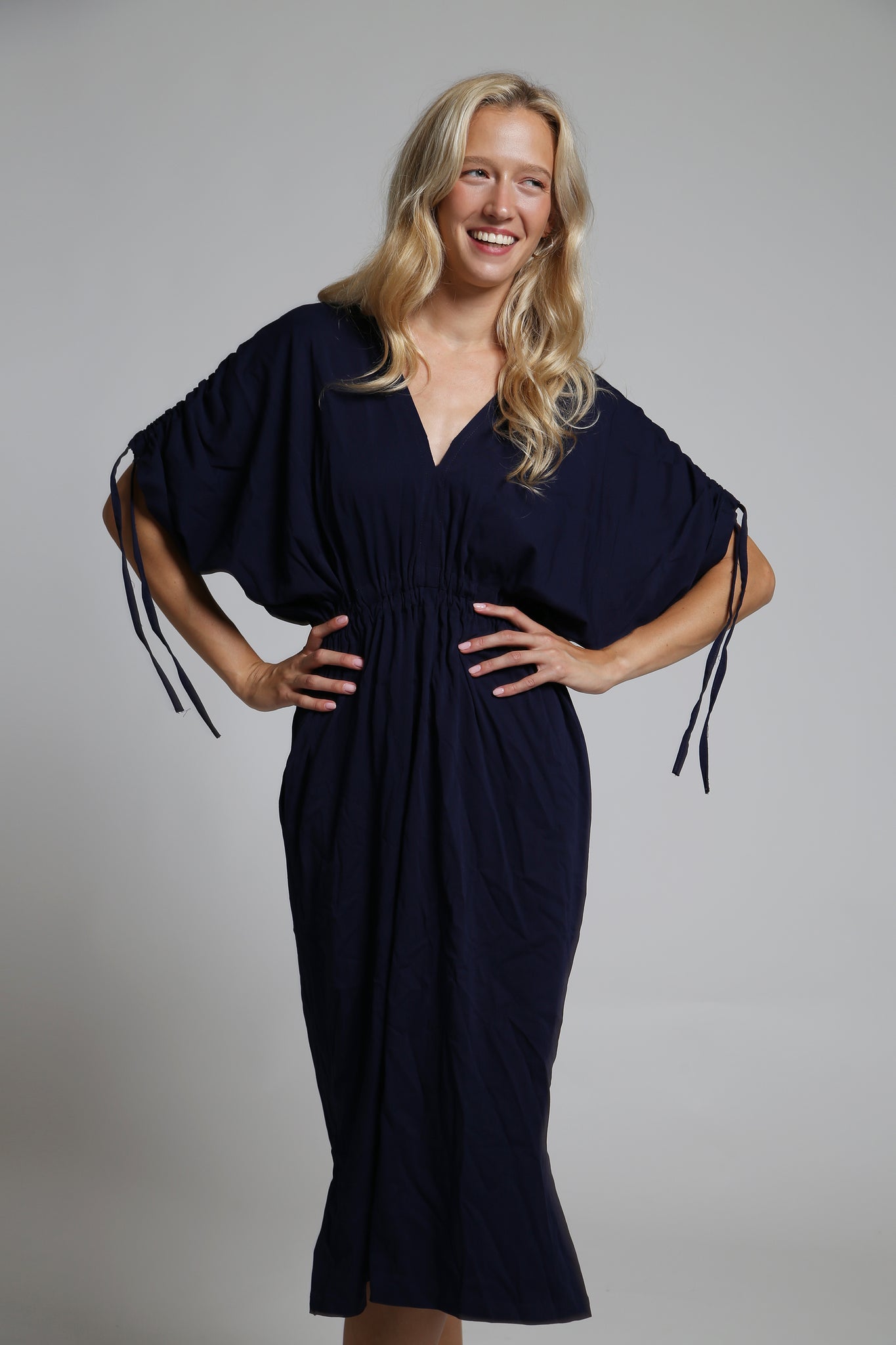 NOVINKA Tmavě modré elegantní midi šaty z viskózy s rozparky a výstřihem do V