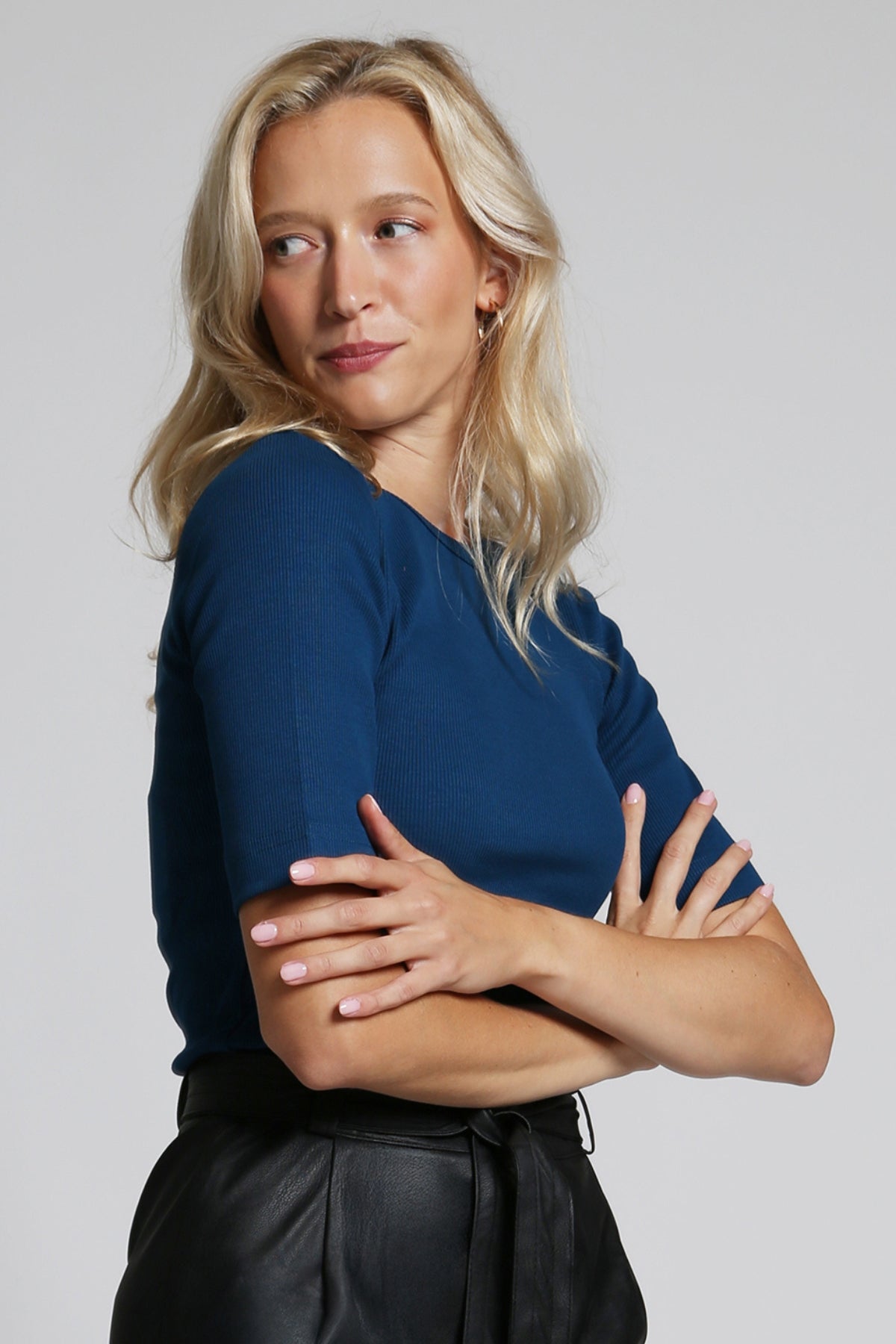 NOVINKA Modrý úpletový top s rukávy k lokti z organické bavlny GOTS - hlubší výstřih na zádech