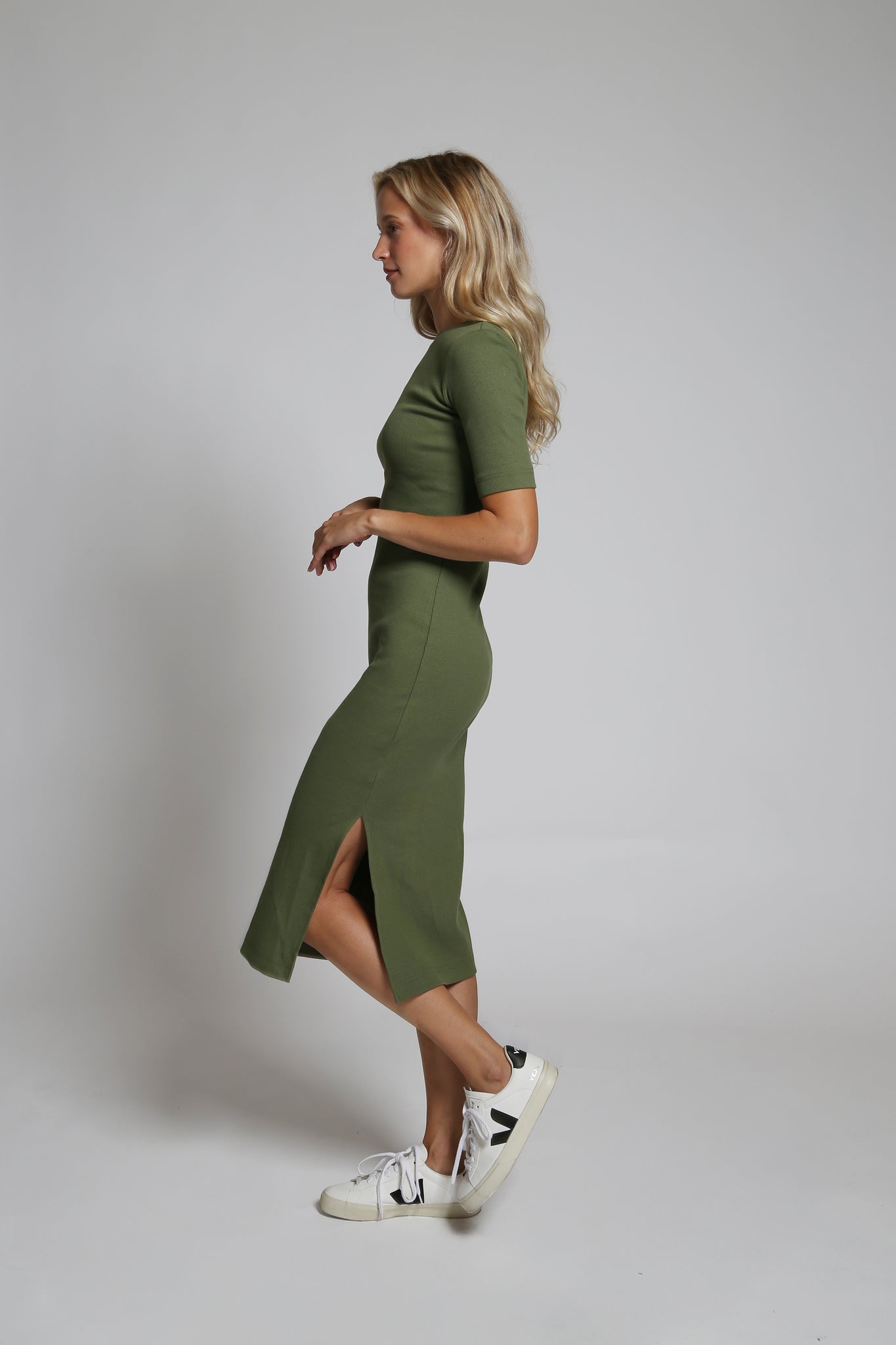 Úpletové šaty z organické GOTS bavlny - rukávy k lokti - olivové