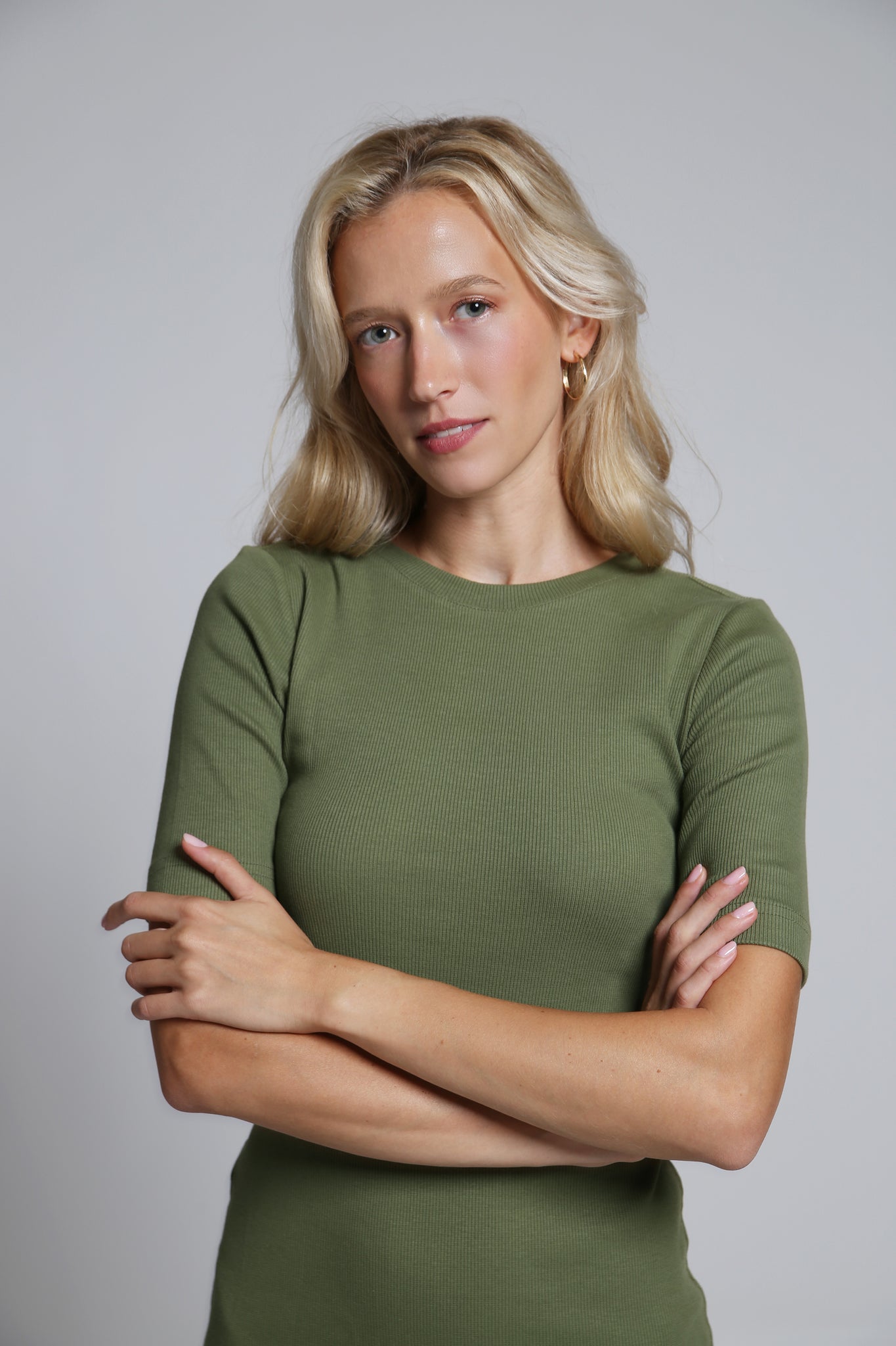 Úpletové šaty z organické GOTS bavlny - rukávy k lokti - olivové