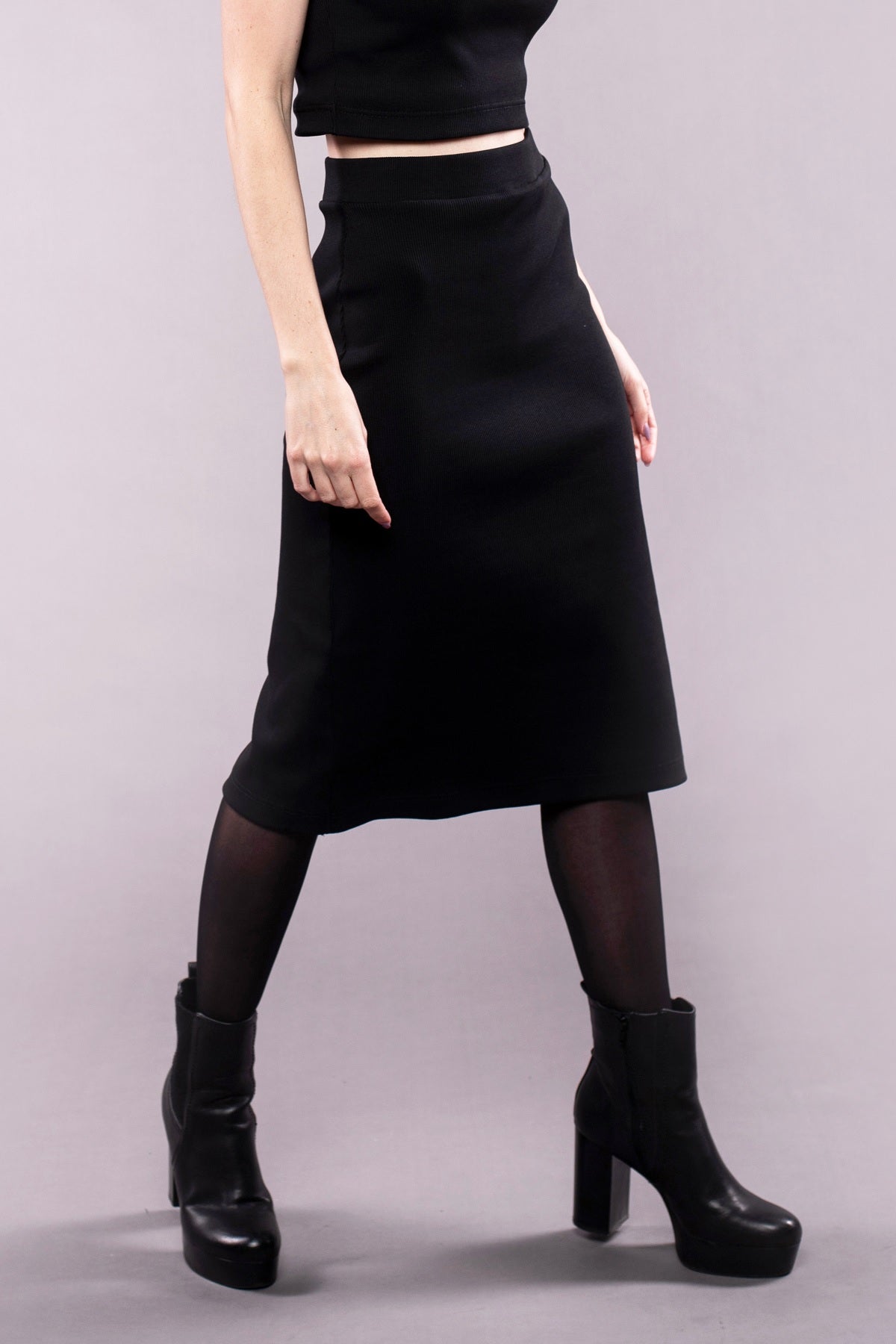 Úpletová midi sukně s rozparkem - černá