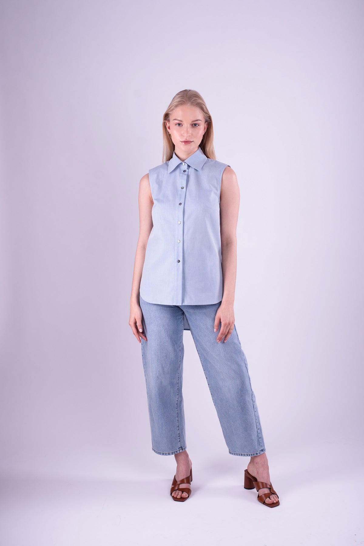 Low back organic cotton košilový top s límcem - světle modrý