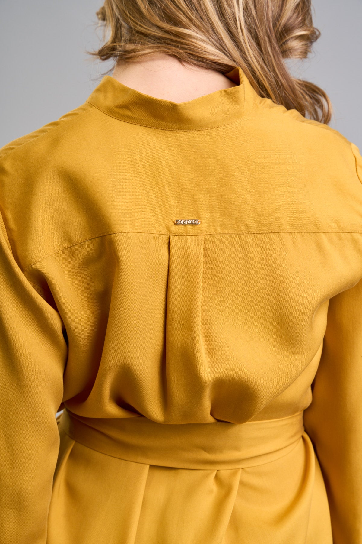 Košilové propínací šaty volného střihu se stojáčkem - dlouhý rukáv - žluté