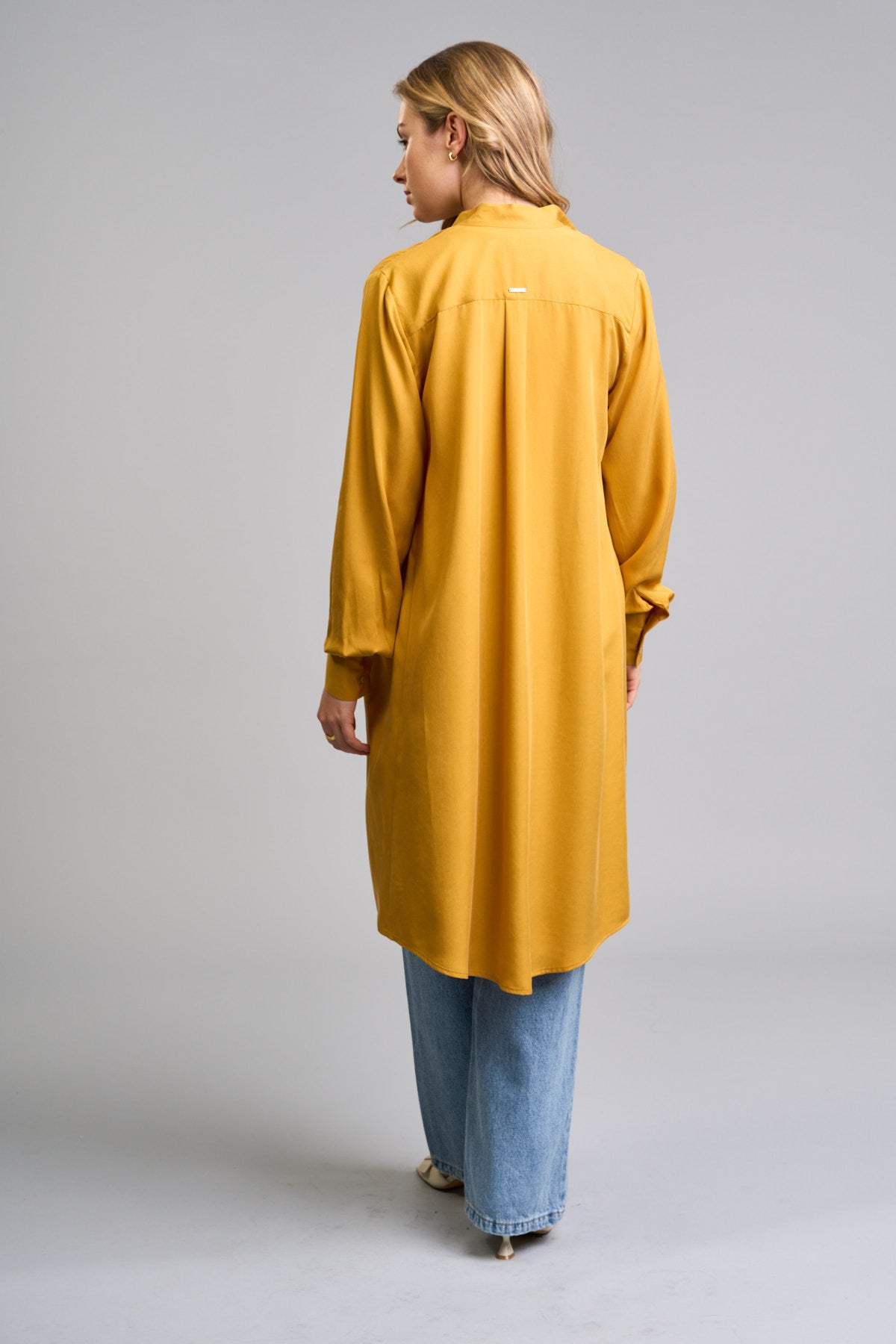 Košilové propínací šaty volného střihu se stojáčkem - dlouhý rukáv - žluté