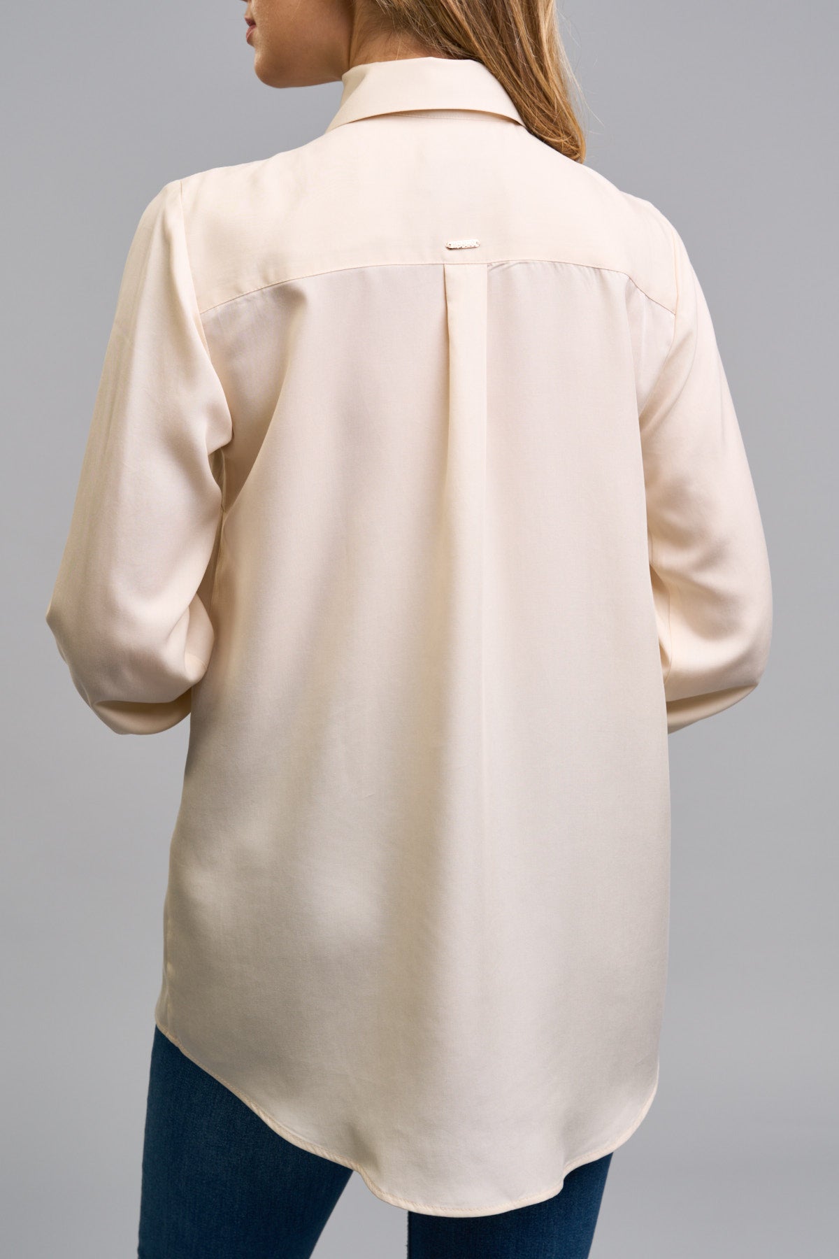 Košile volného střihu s perleťovými knoflíčky - dlouhý rukáv - smetanová