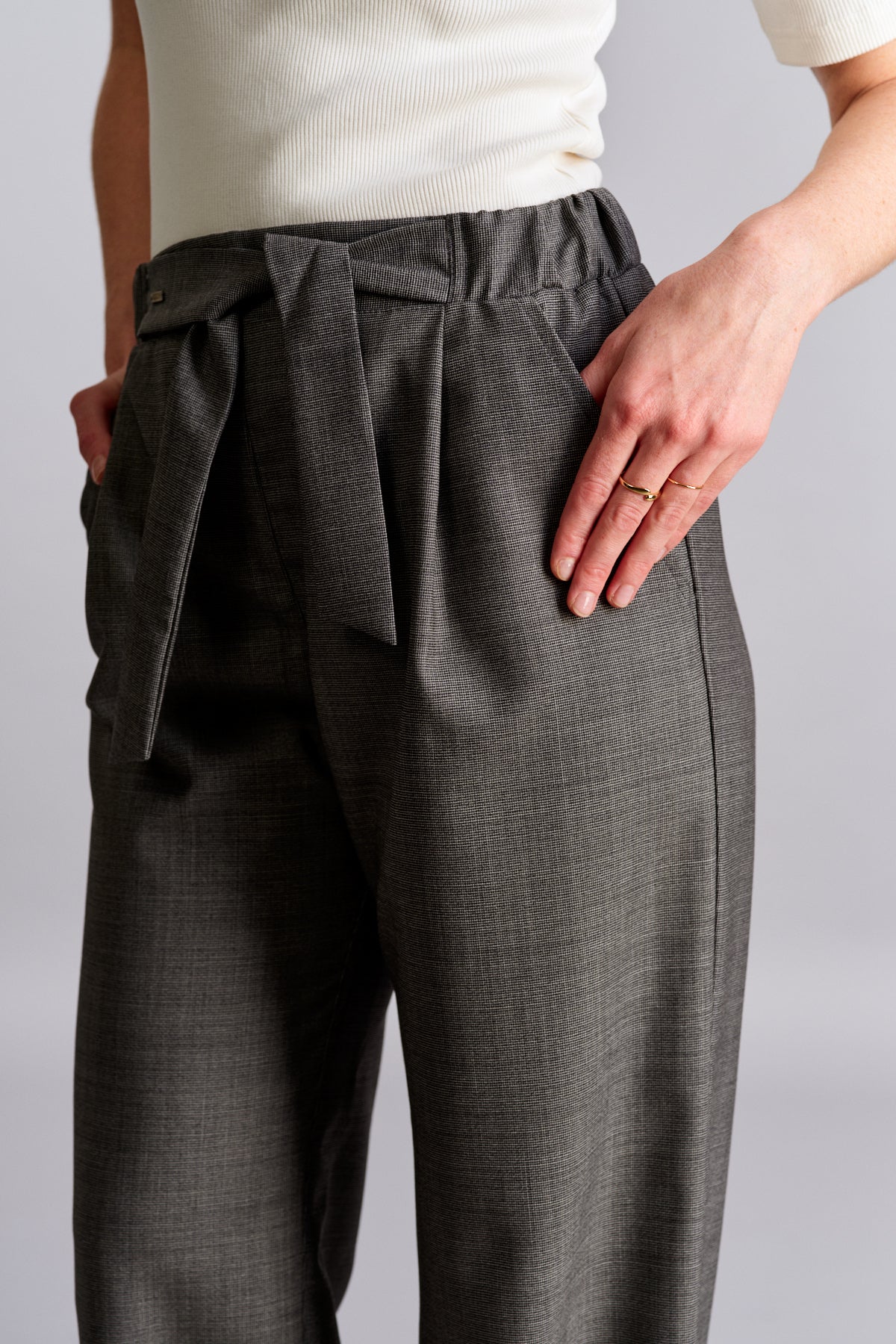 Kalhoty z prémiové vlny - se zavazováním - šedé