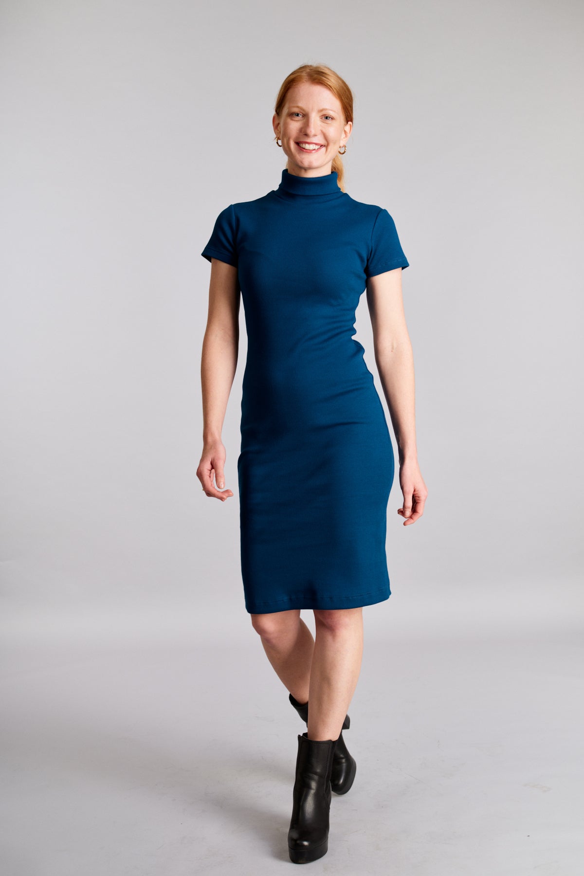 Úpletové šaty s rolákem z organické GOTS bavlny - krátký rukáv - modré