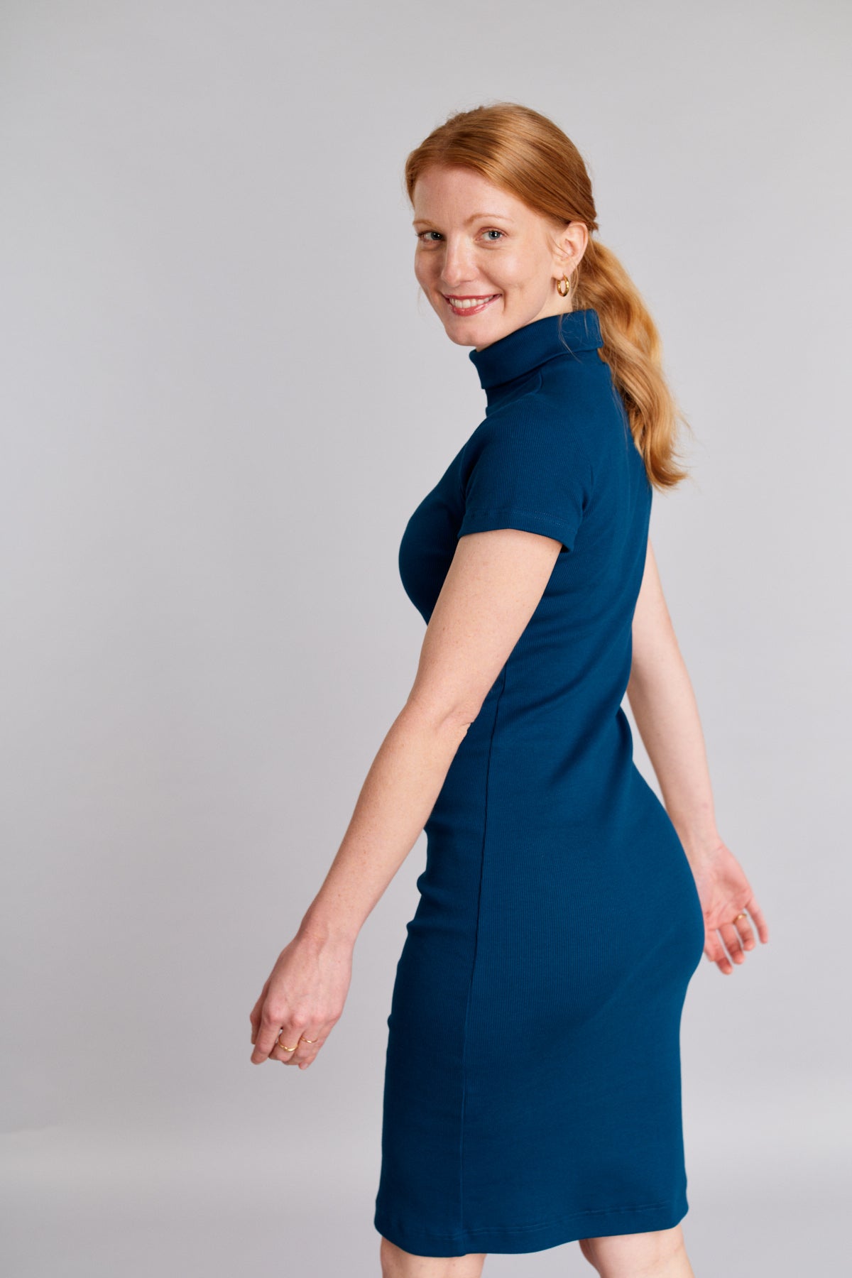 Úpletové šaty s rolákem z organické GOTS bavlny - krátký rukáv - modré